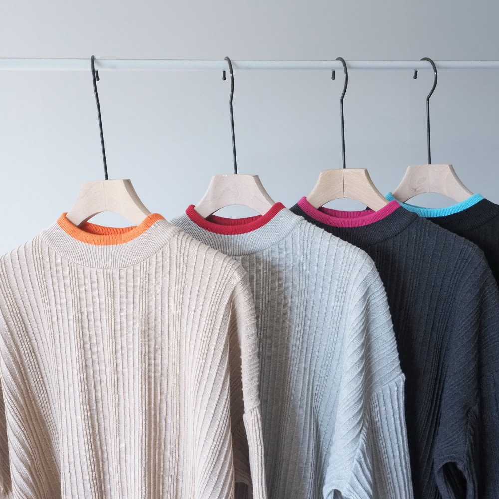 Hidamari Cotton ワイドリブバイカラーコモドニット　ニットを着た女性の正面