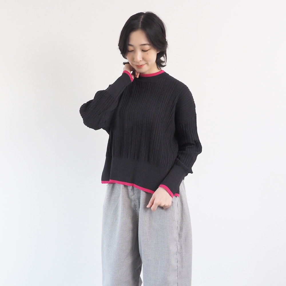 Hidamari Cotton ワイドリブバイカラーコモドニット　ニットを着た女性の正面