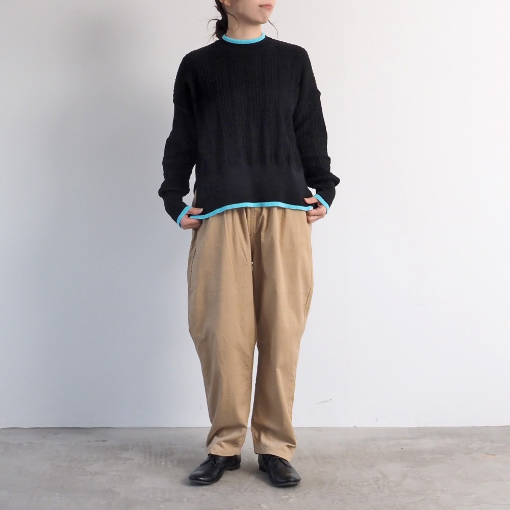 Hidamari Cotton ワイドリブバイカラーコモドニット　ニットを着た女性の全身