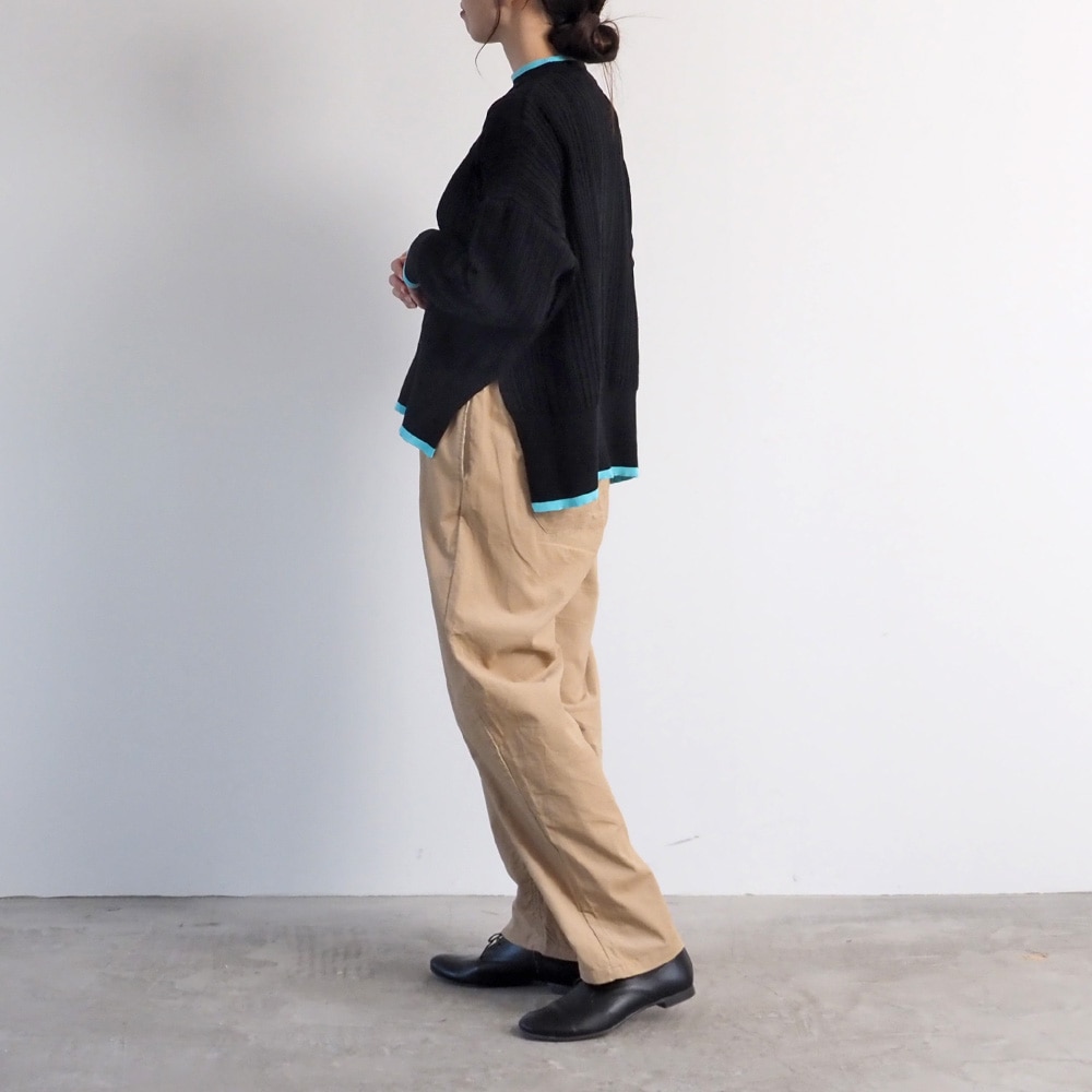 Hidamari Cotton ワイドリブバイカラーコモドニット　ニットを着た女性の全身