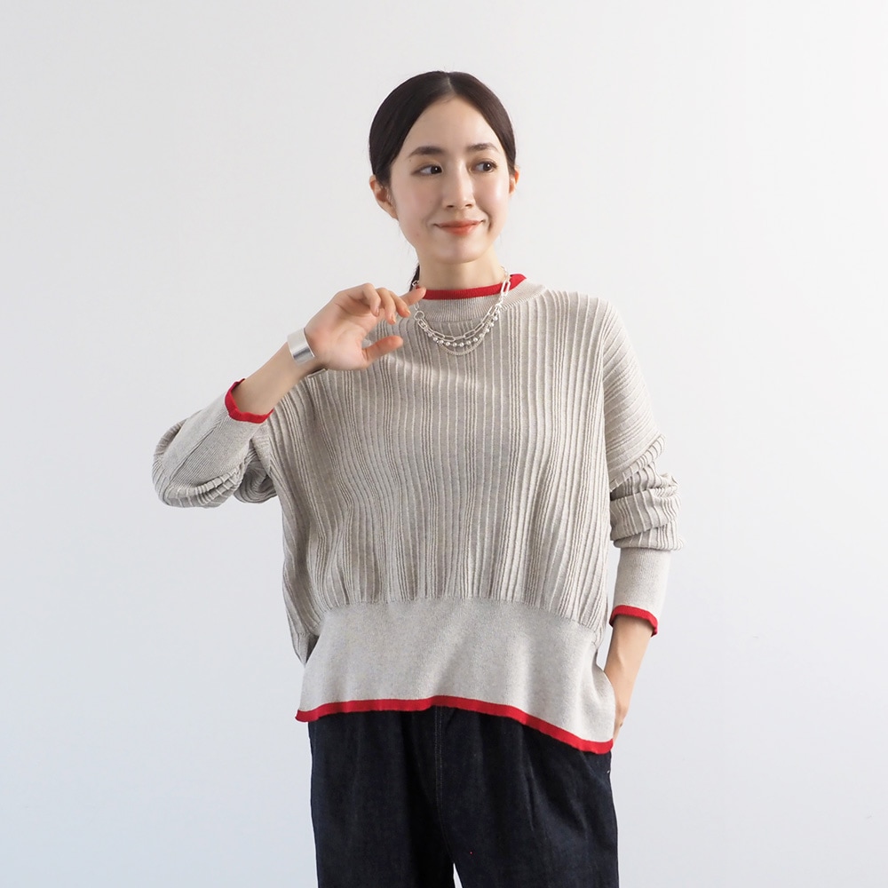 Hidamari Cotton ワイドリブバイカラーコモドニット　ニットを着た女性の正面