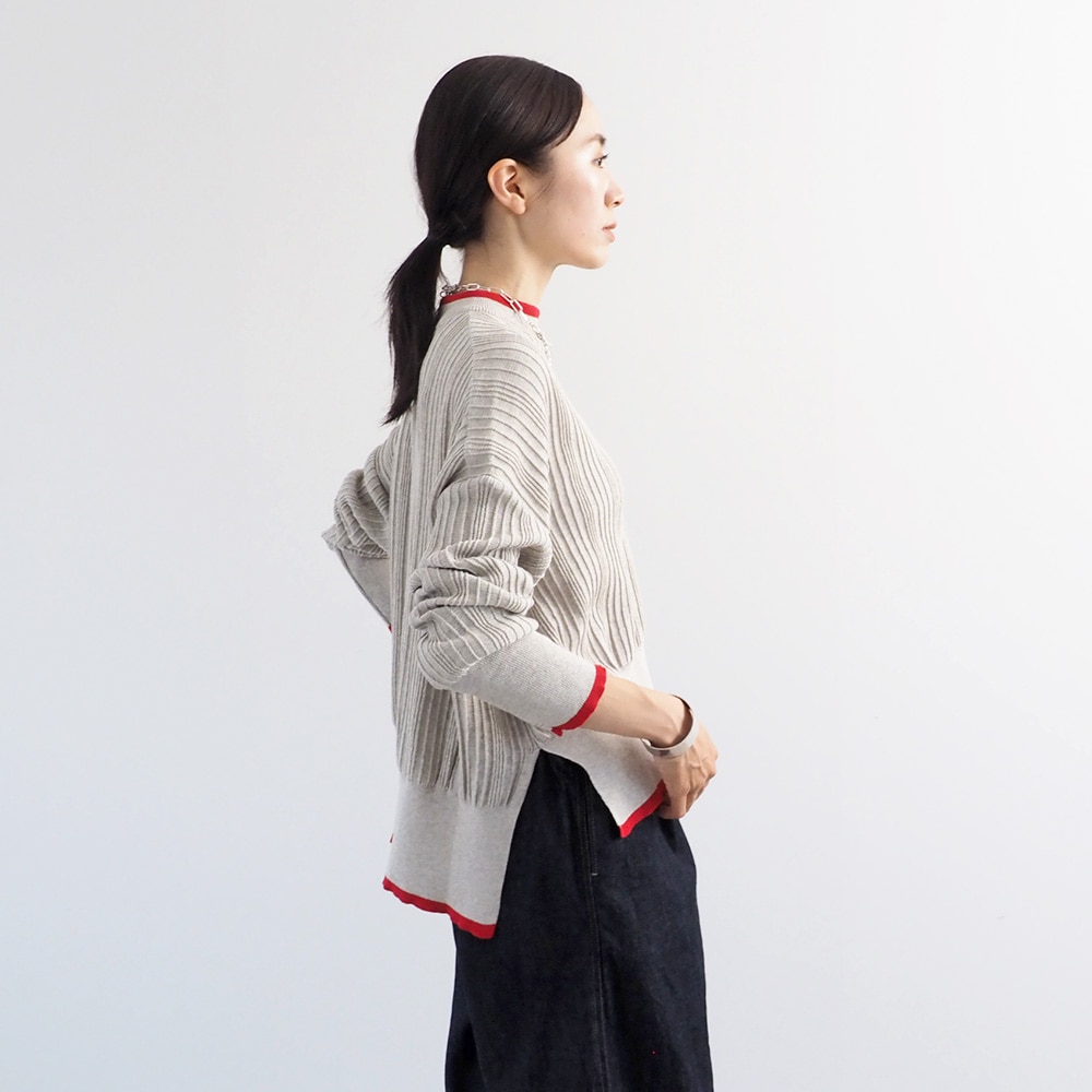 Hidamari Cotton ワイドリブバイカラーコモドニット　ニットを着た女性の正面