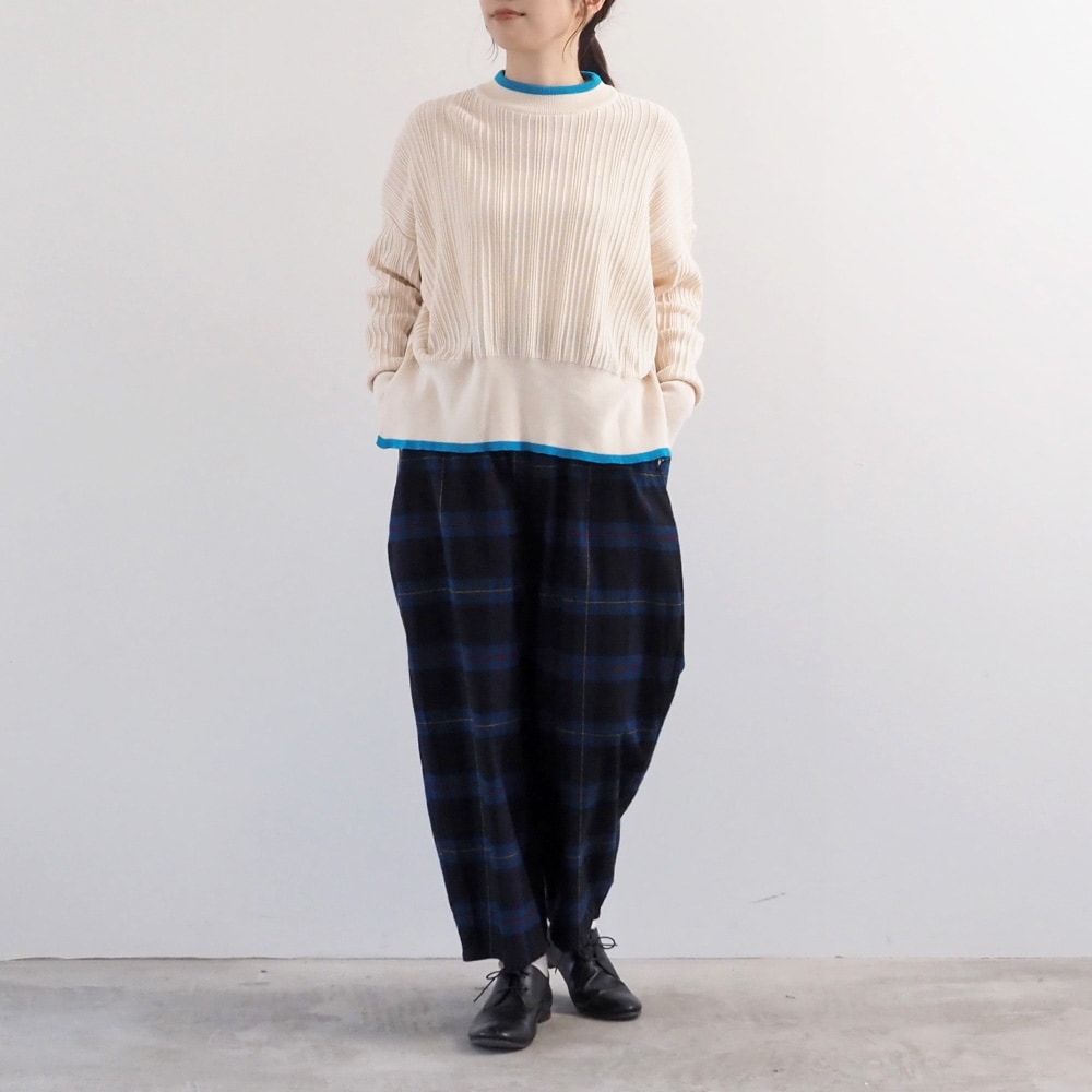 Hidamari Cotton ワイドリブバイカラーコモドニット　ニットを着た女性の全身