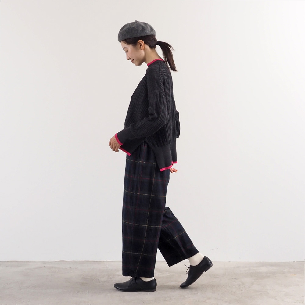 Hidamari Cotton ワイドリブバイカラーコモドニット　ニットを着た女性の全身