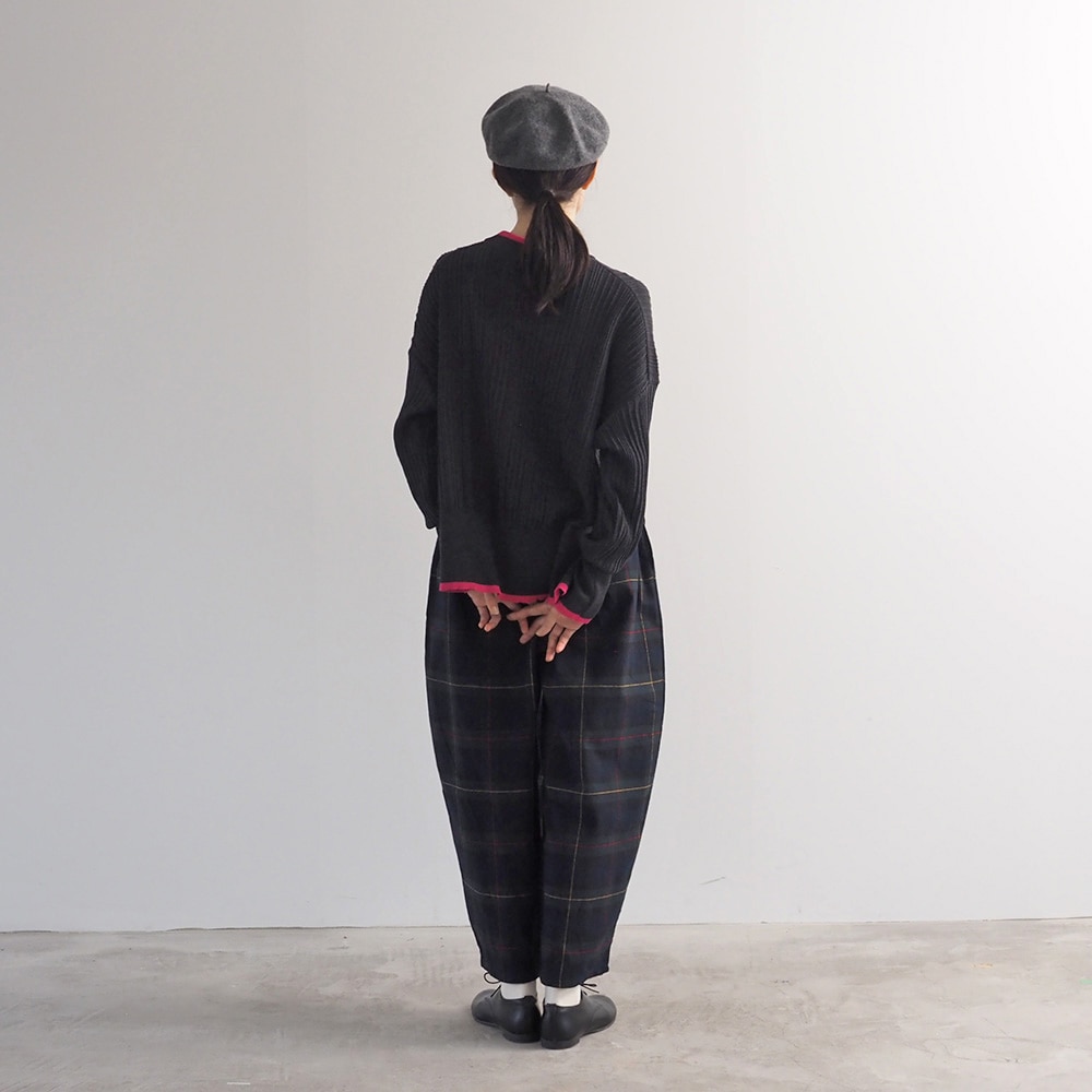 Hidamari Cotton ワイドリブバイカラーコモドニット　ニットを着た女性の全身