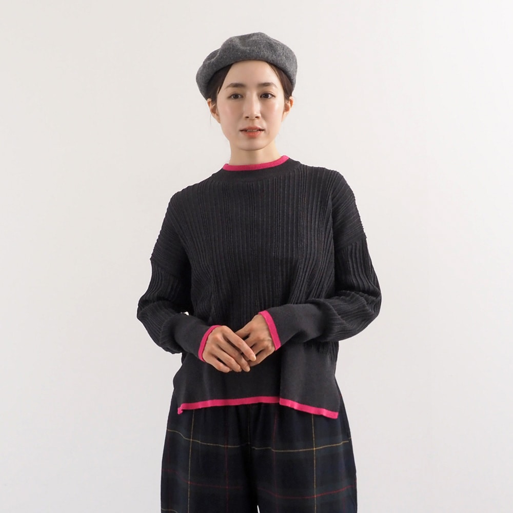 Hidamari Cotton ワイドリブバイカラーコモドニット　ニットを着た女性の全身