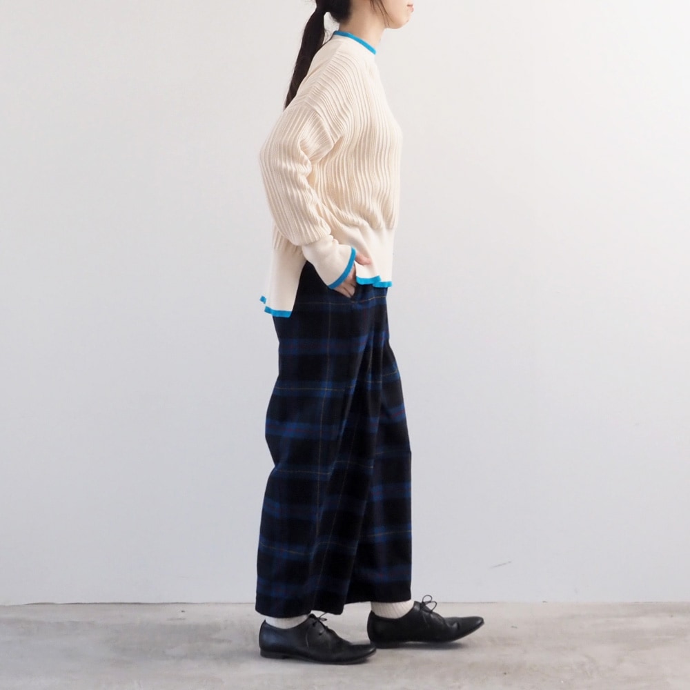 Hidamari Cotton ワイドリブバイカラーコモドニット　ニットを着た女性の全身