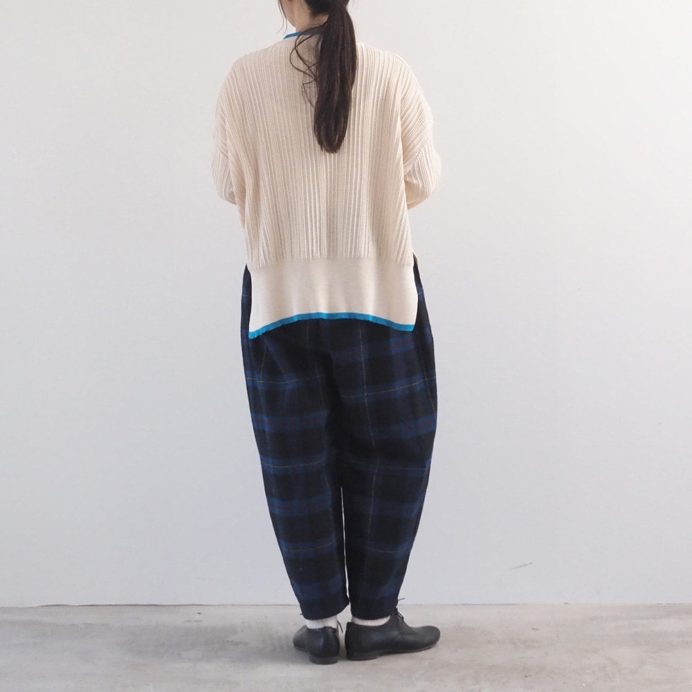 Hidamari Cotton ワイドリブバイカラーコモドニット　ニットを着た女性の全身