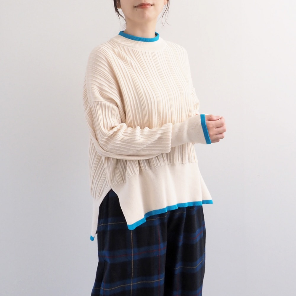 Hidamari Cotton ワイドリブバイカラーコモドニット　ニットを着た女性の全身