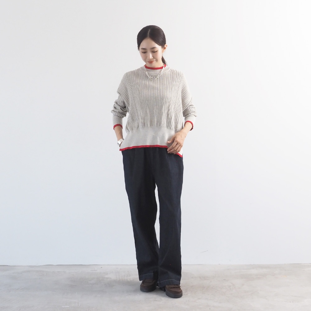 Hidamari Cotton ワイドリブバイカラーコモドニット　ニットを着た女性の全身
