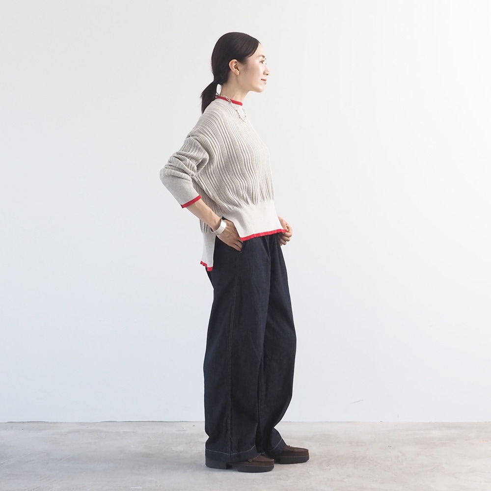 Hidamari Cotton ワイドリブバイカラーコモドニット　ニットを着た女性の全身