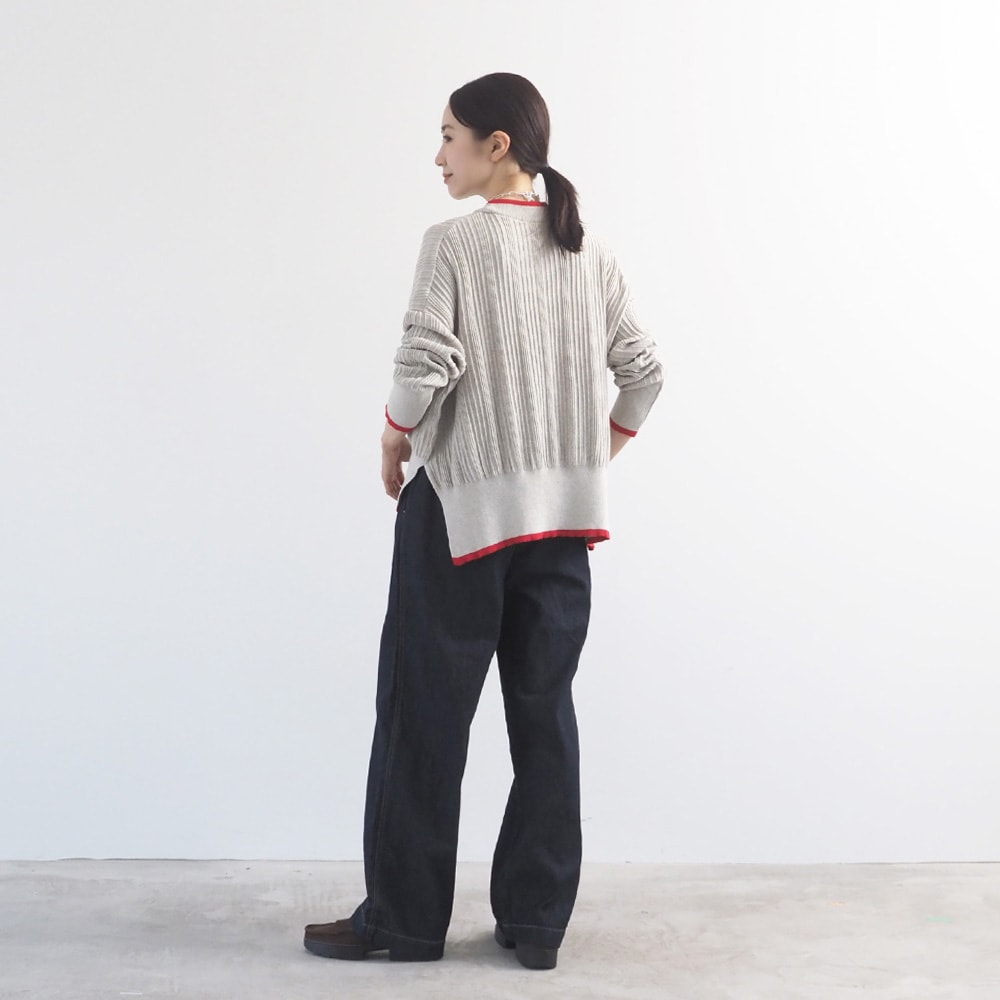 Hidamari Cotton ワイドリブバイカラーコモドニット　ニットを着た女性の全身