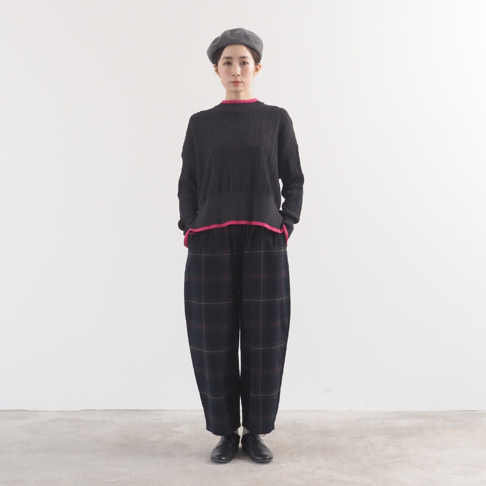 Hidamari Cotton ワイドリブバイカラーコモドニット　ニットを着た女性の全身