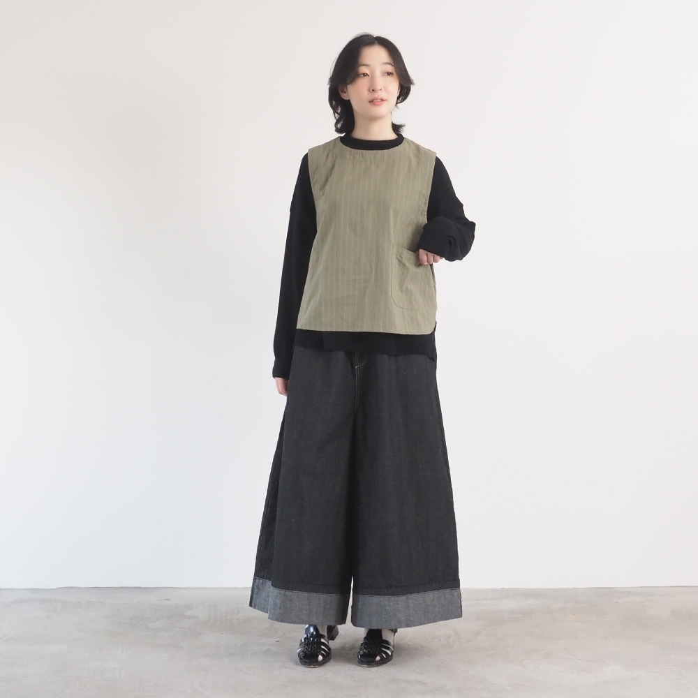 8オンスムラデニム ノッポバギーパンツ　パンツを着た女性の全身