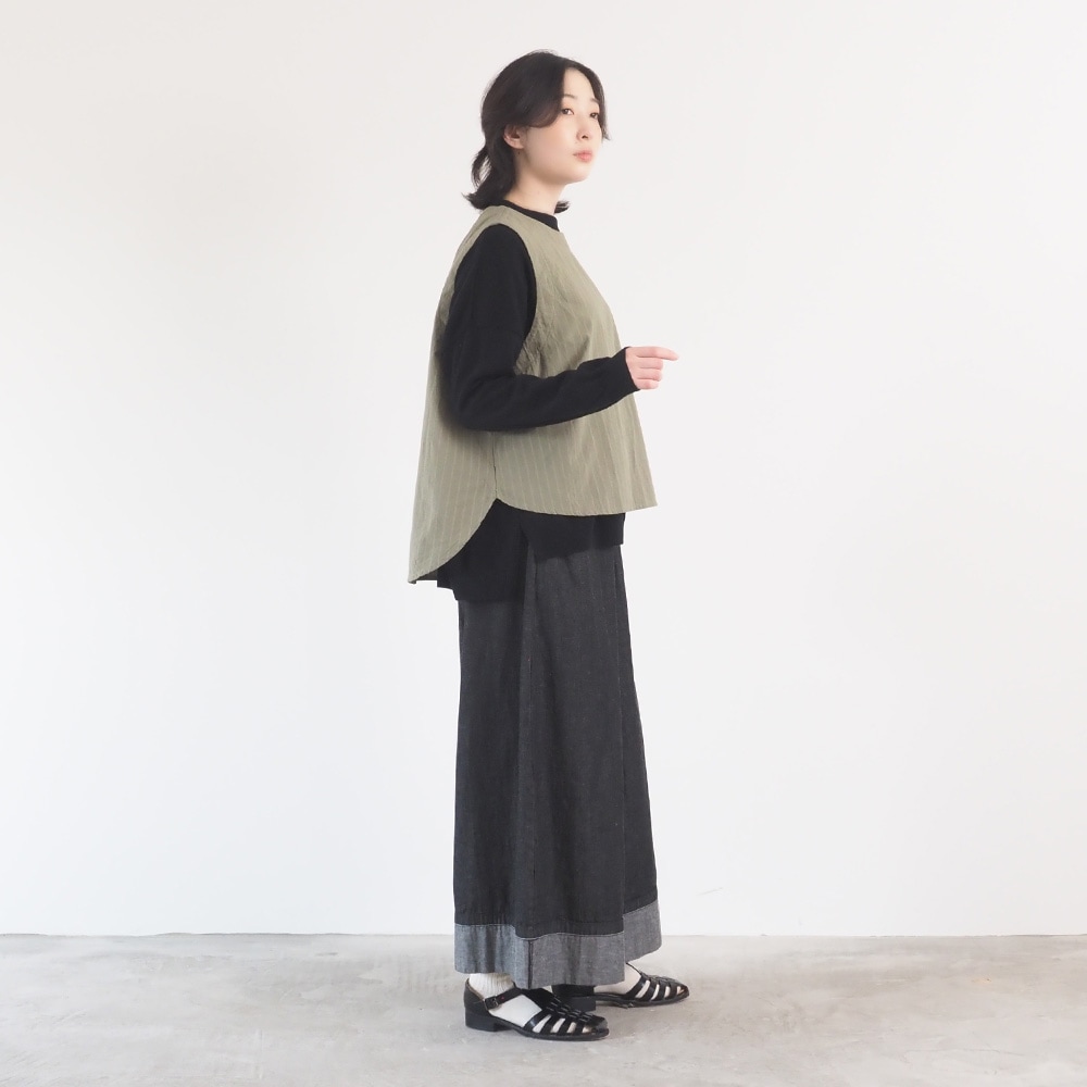 8オンスムラデニム ノッポバギーパンツ　パンツを着た女性の全身