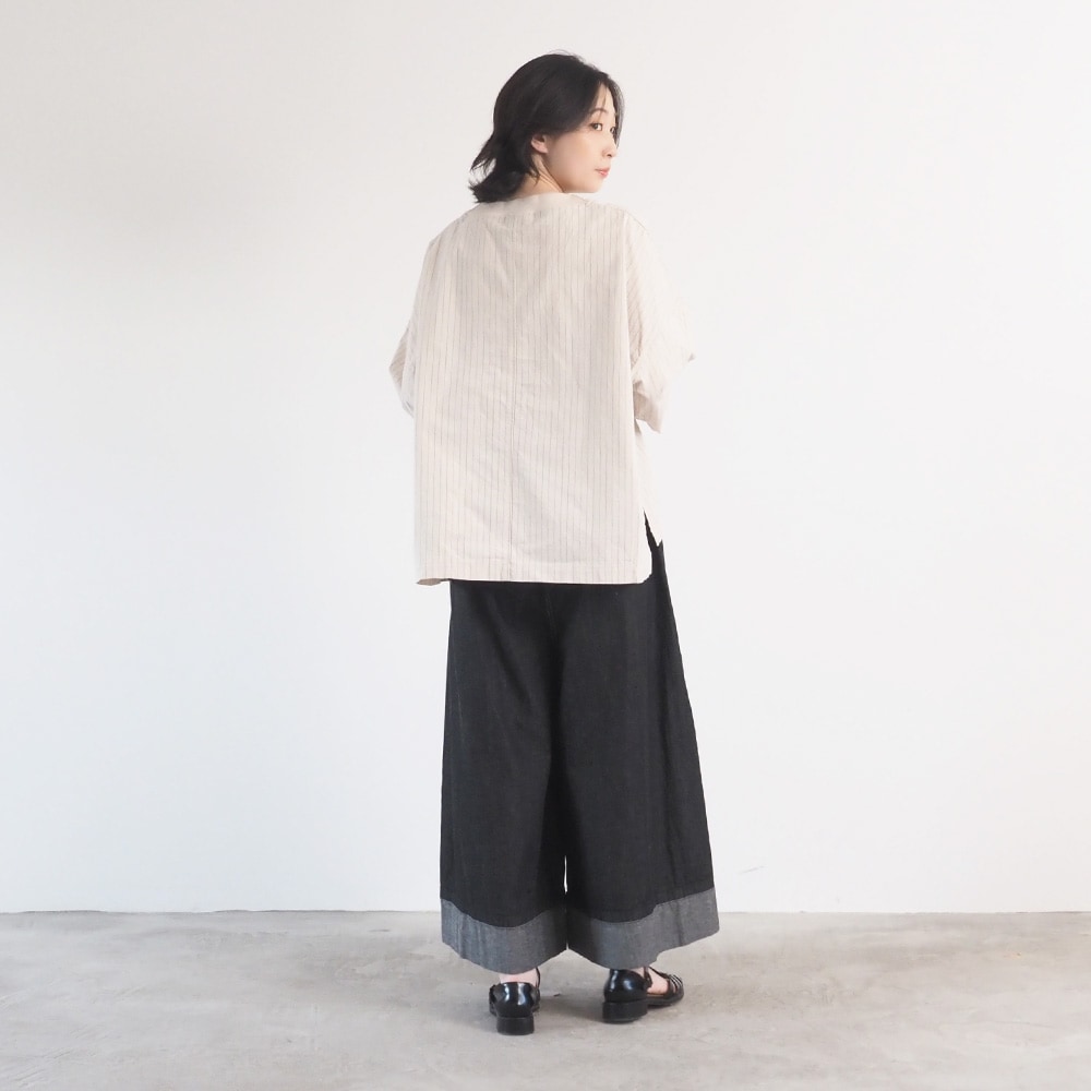 8オンスムラデニム ノッポバギーパンツ　パンツを着た女性の全身