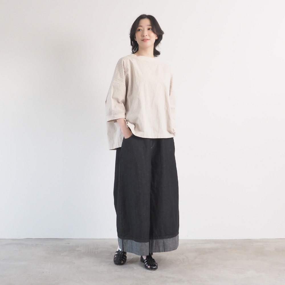 8オンスムラデニム ノッポバギーパンツ　パンツを着た女性の全身