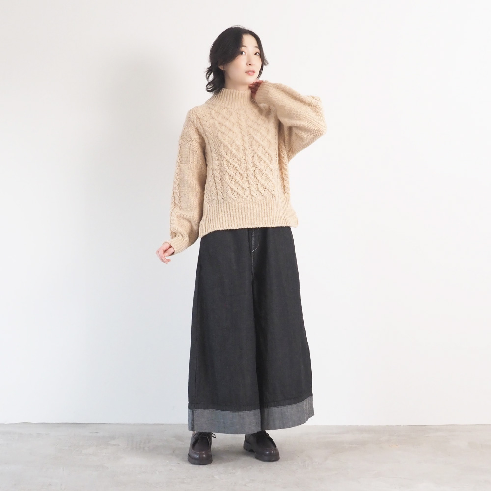 8オンスムラデニム ノッポバギーパンツ　パンツを着た女性の全身