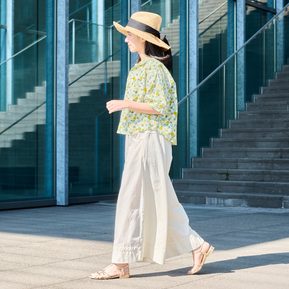 8オンスムラデニム ノッポバギーパンツ　パンツを着た女性の全身