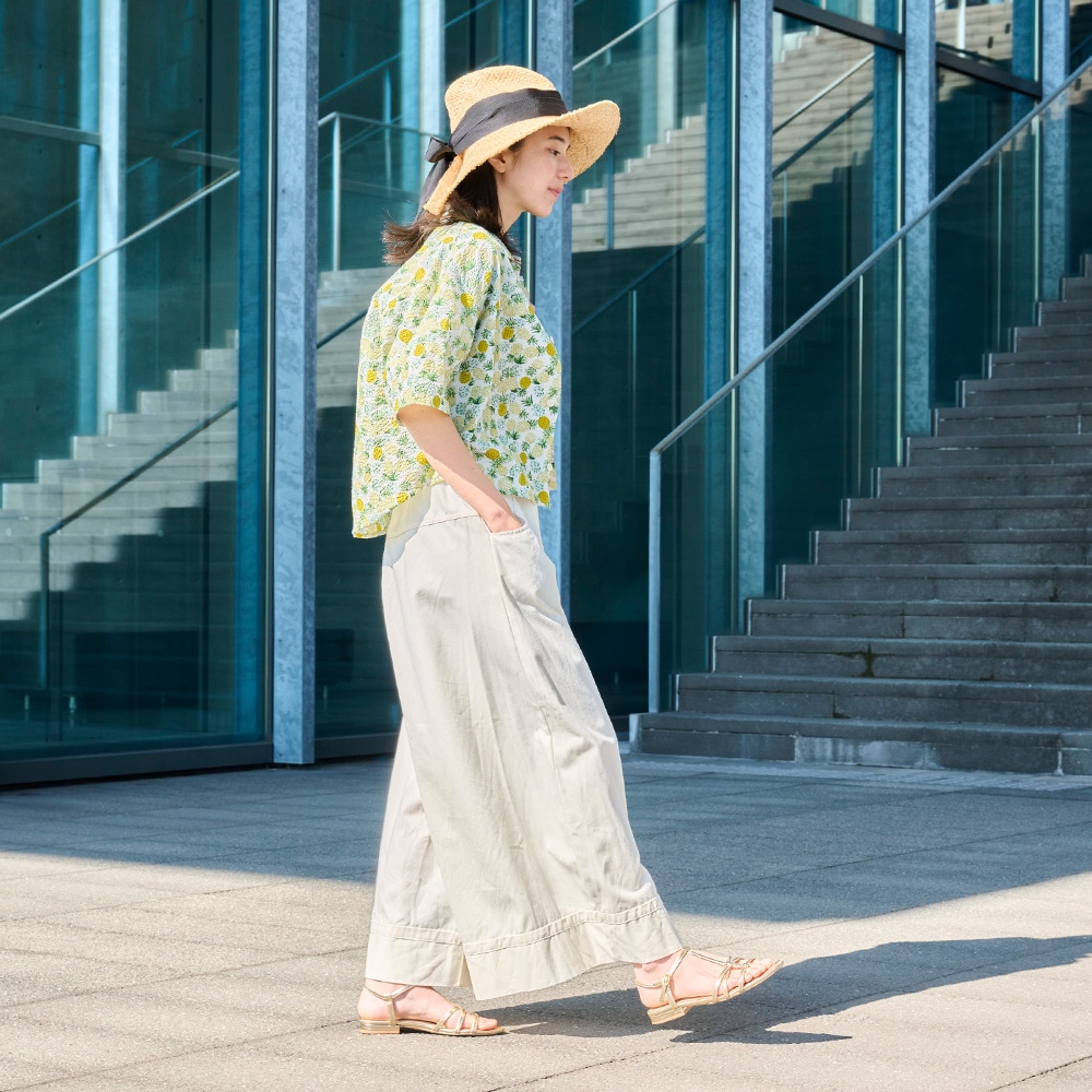 8オンスムラデニム ノッポバギーパンツ　パンツを着た女性の全身