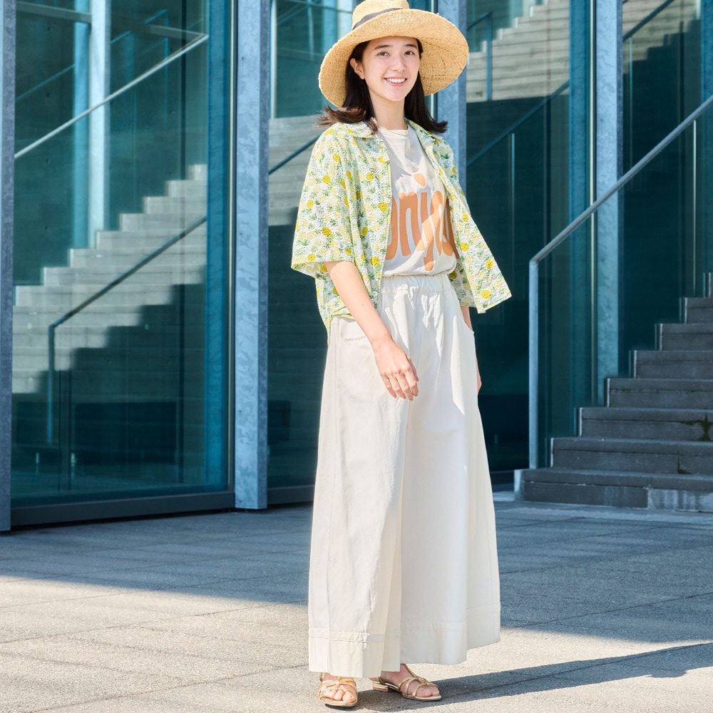 8オンスムラデニム ノッポバギーパンツ　パンツを着た女性の全身