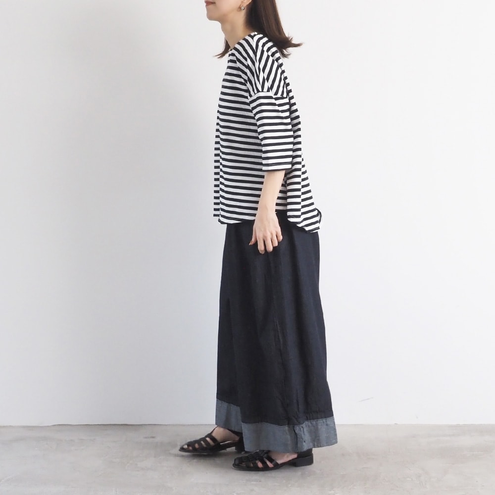 8オンスムラデニム ノッポバギーパンツ　パンツを着た女性の全身