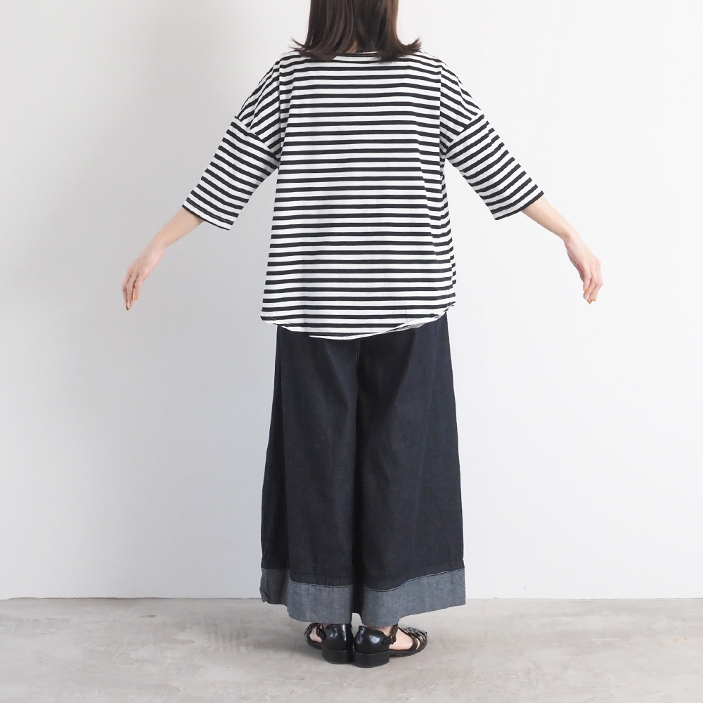 8オンスムラデニム ノッポバギーパンツ　パンツを着た女性の全身