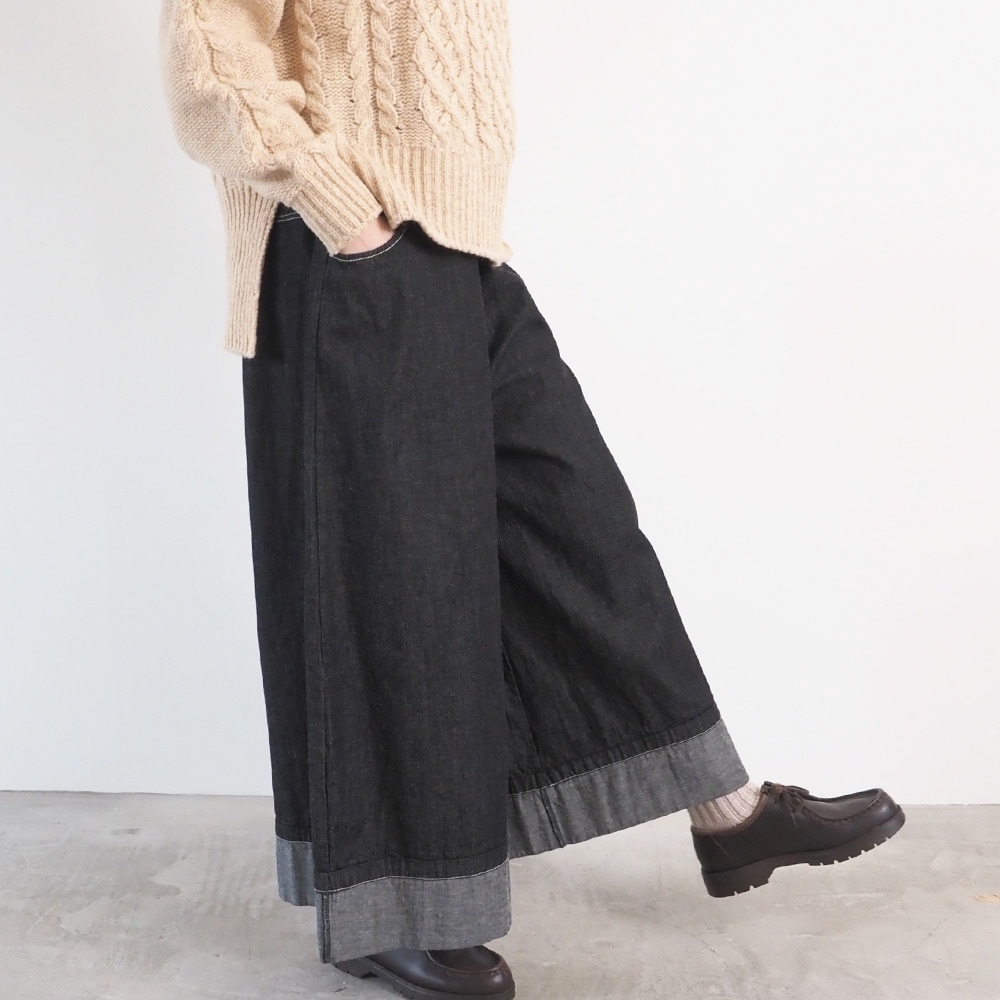 8オンスムラデニム ノッポバギーパンツ　パンツを着た女性の正面