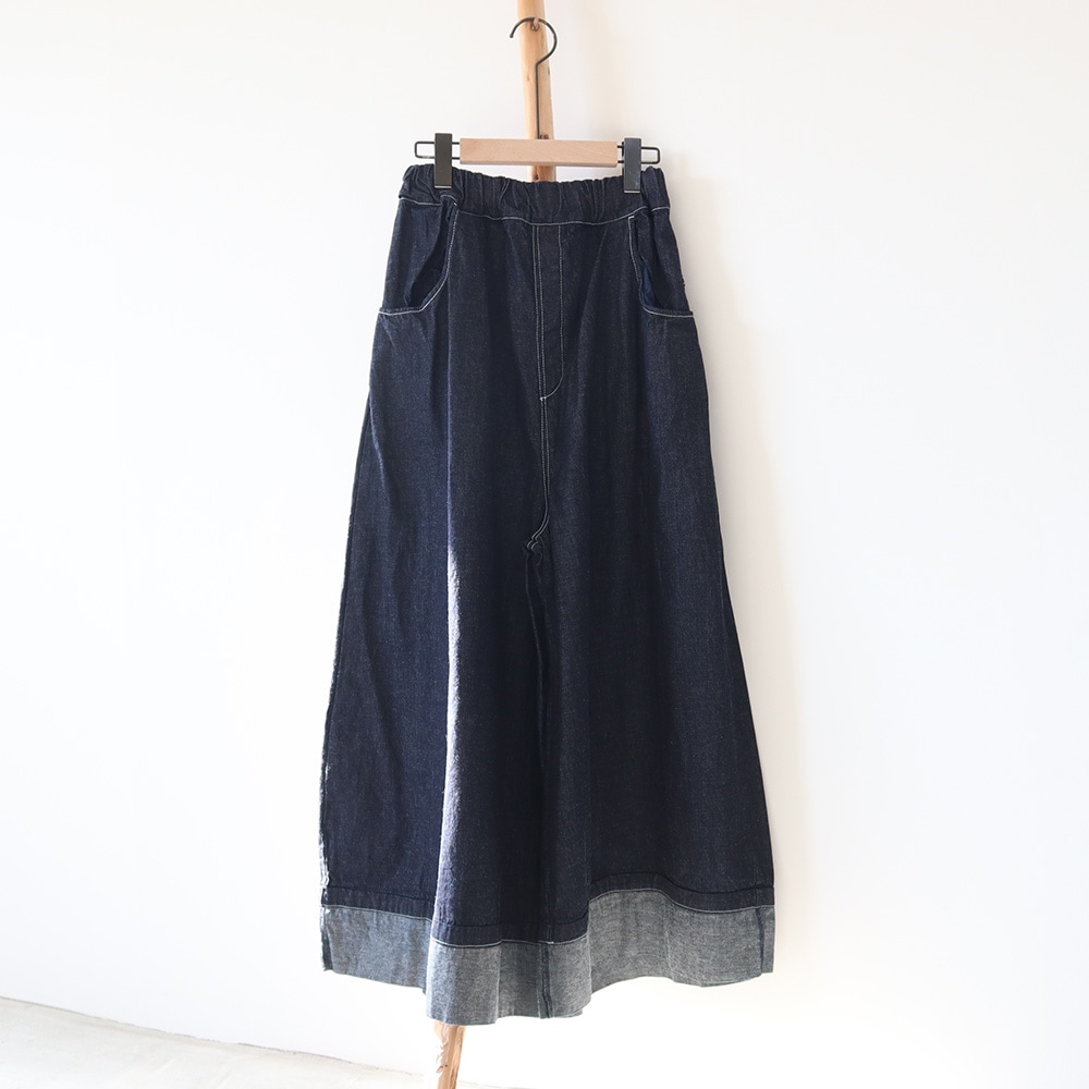 8オンスムラデニム ノッポバギーパンツ　パンツを着た女性の正面