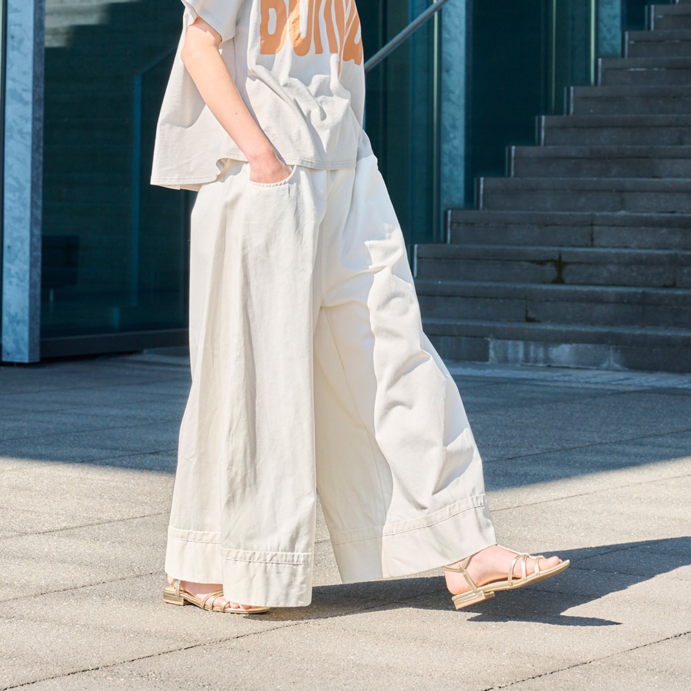 8オンスムラデニム ノッポバギーパンツ　パンツを着た女性の正面