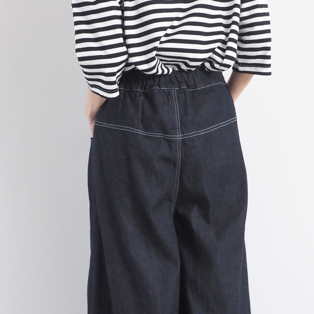 8オンスムラデニム ノッポバギーパンツ　パンツを着た女性の正面