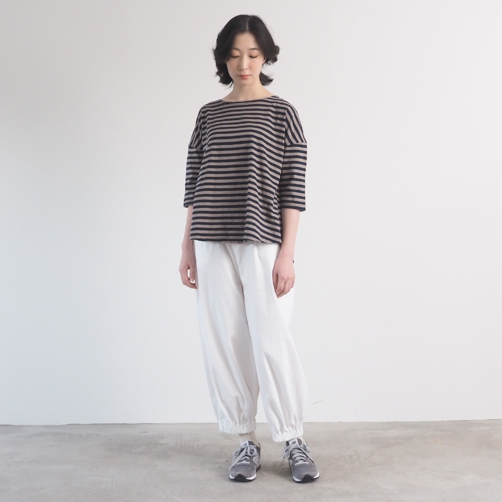 8オンスムラデニム ポップパンツ　パンツを着た女性の全身