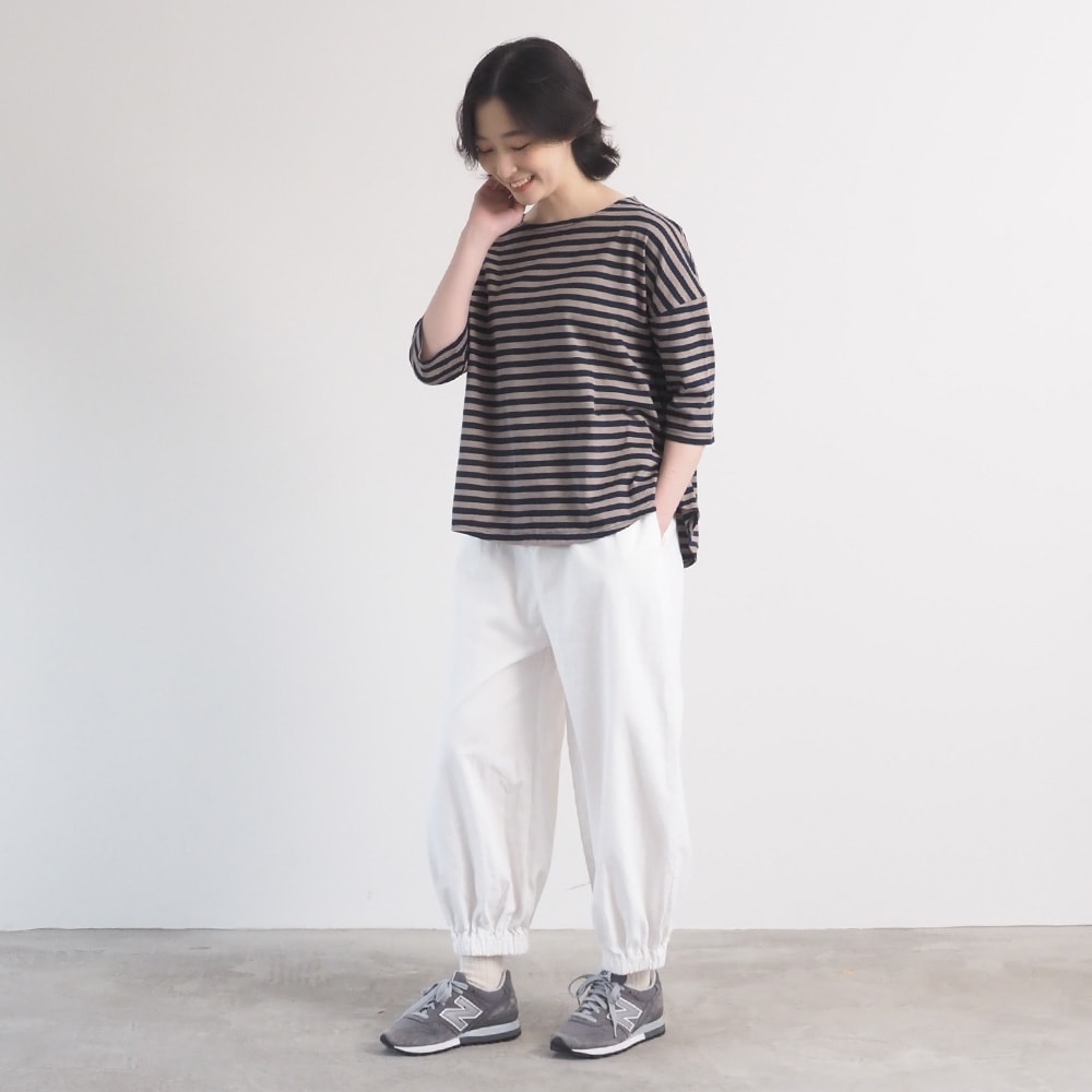 8オンスムラデニム ポップパンツ　パンツを着た女性の全身