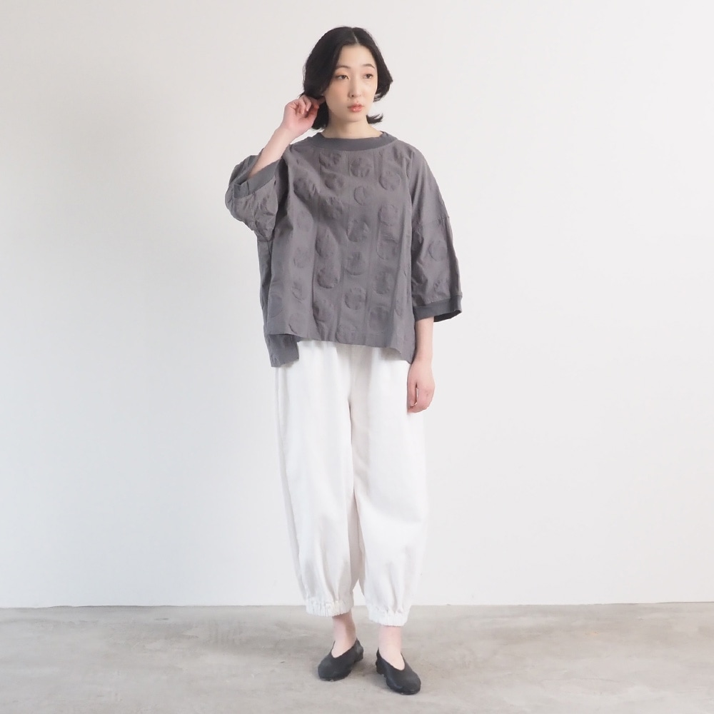 8オンスムラデニム ポップパンツ　パンツを着た女性の全身