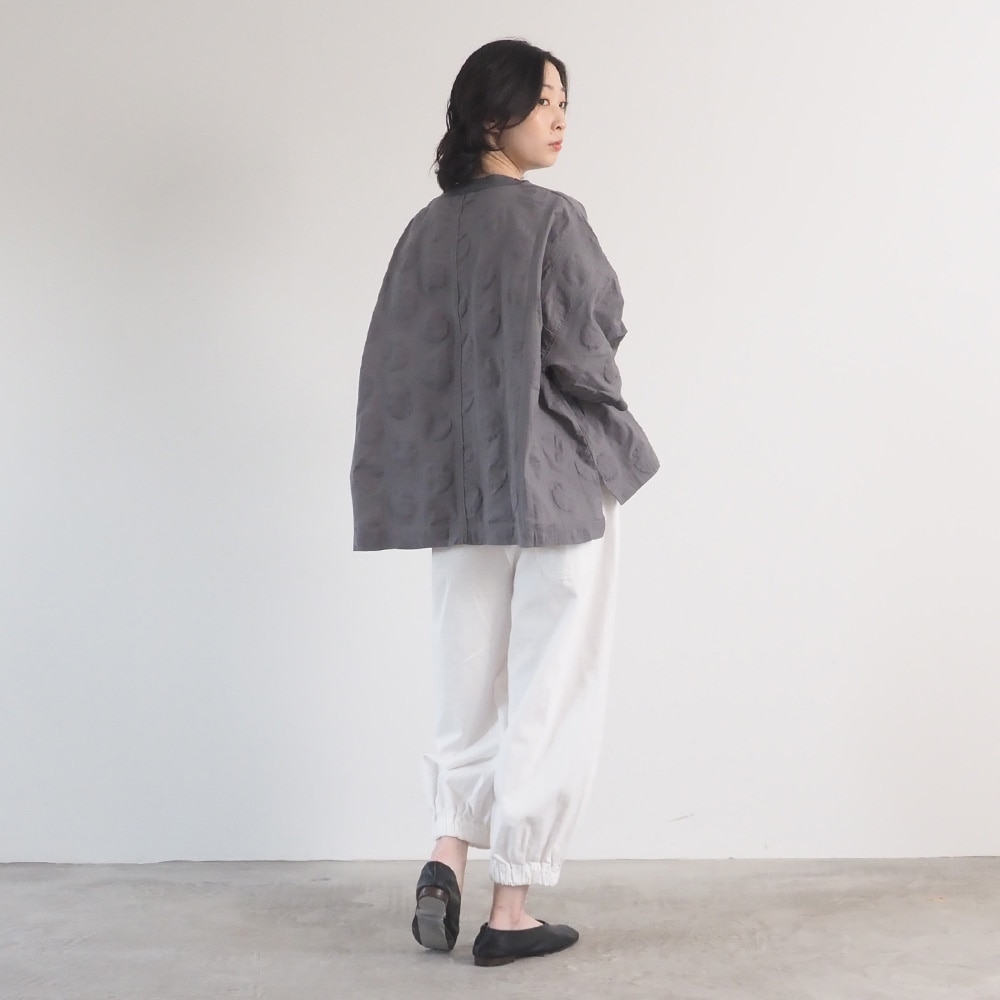 8オンスムラデニム ポップパンツ　パンツを着た女性の全身