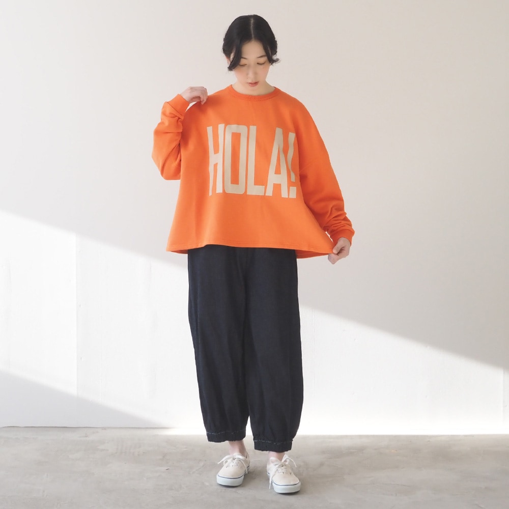 8オンスムラデニム ポップパンツ　パンツを着た女性の全身