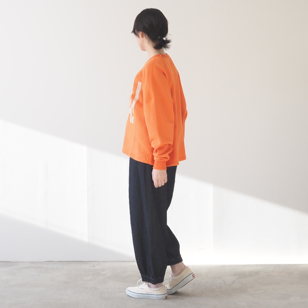 8オンスムラデニム ポップパンツ　パンツを着た女性の全身