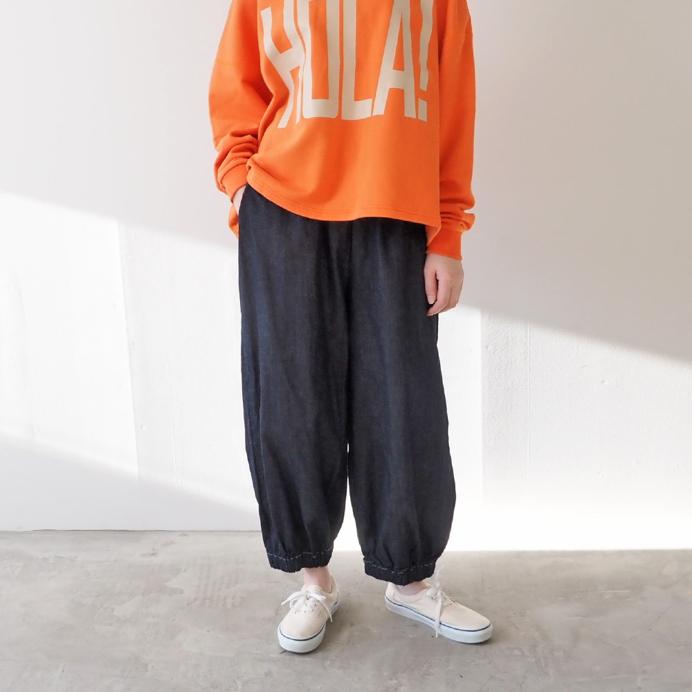 8オンスムラデニム ポップパンツ　パンツを着た女性の全身