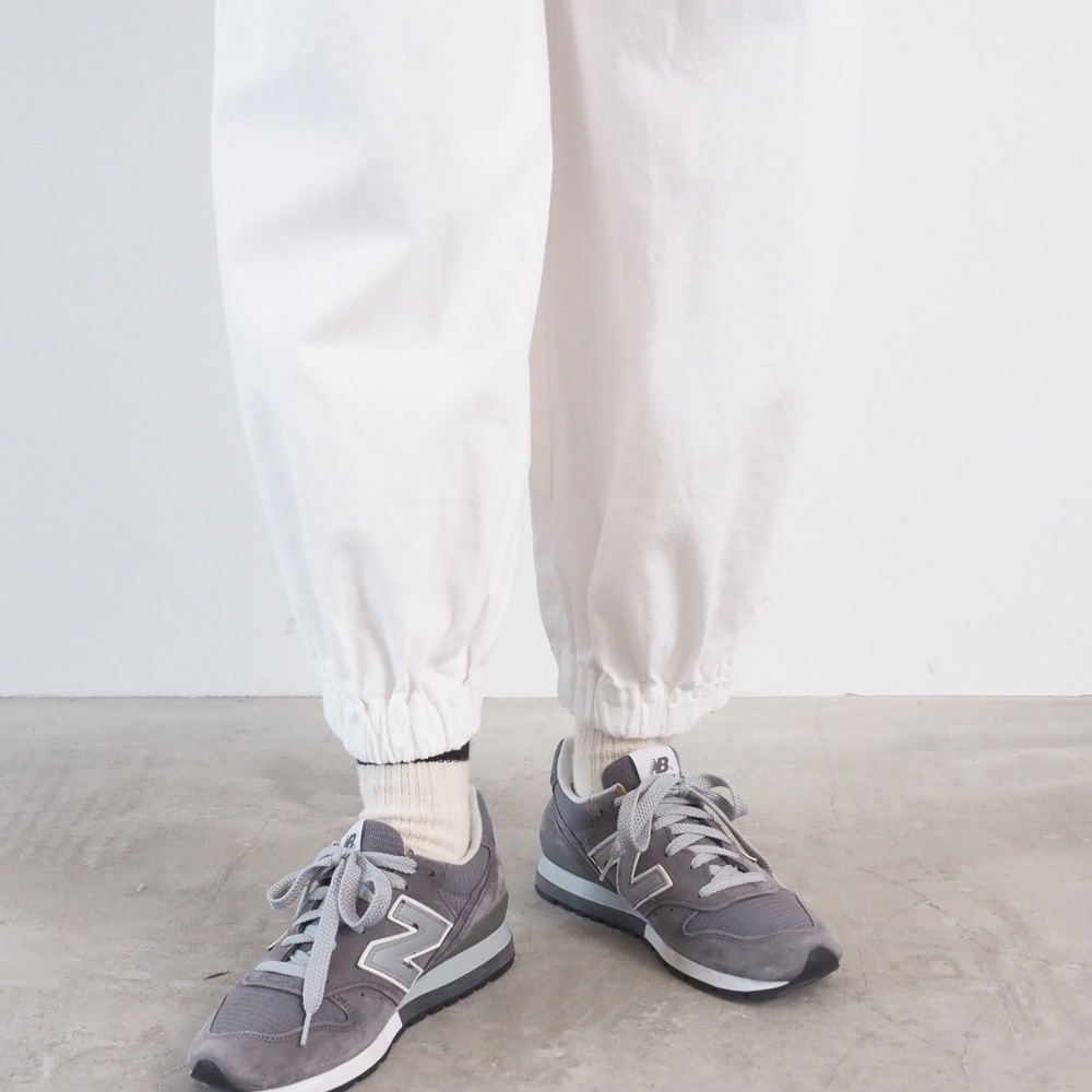 8オンスムラデニム ポップパンツ　パンツを着た女性の正面