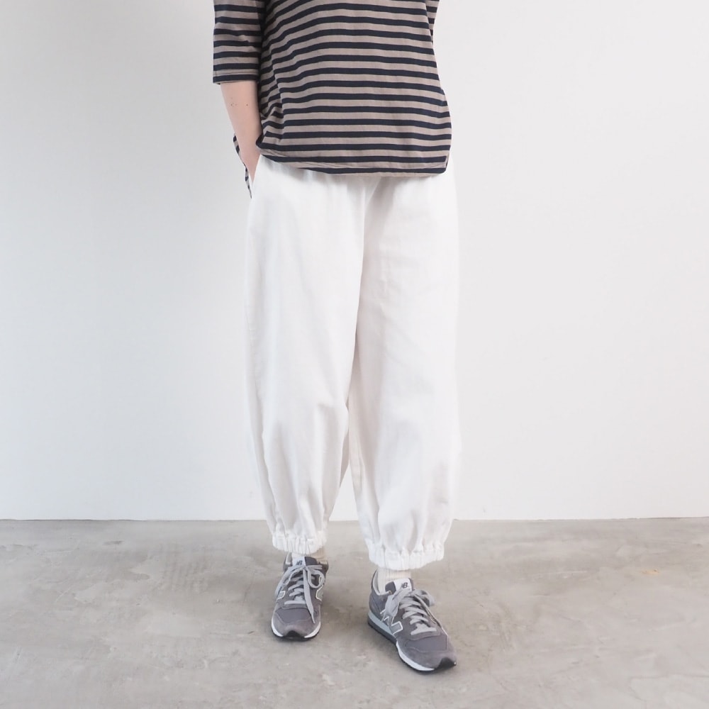 8オンスムラデニム ポップパンツ　パンツを着た女性の正面