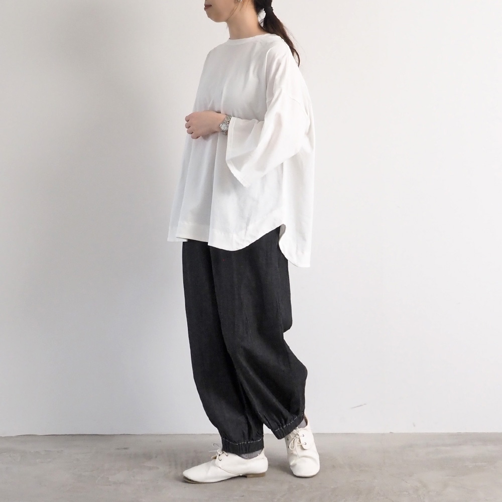 8オンスムラデニム ポップパンツ　パンツを着た女性の全身