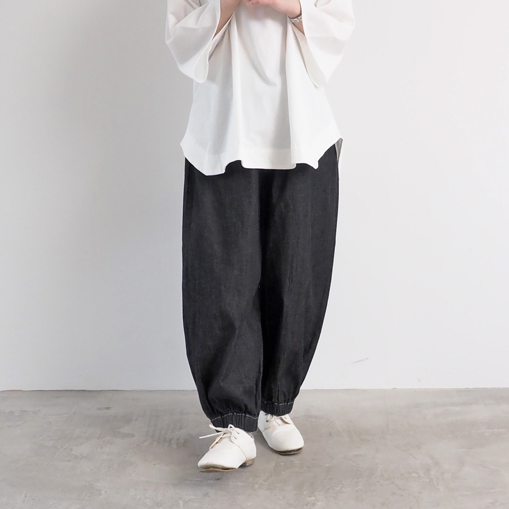 8オンスムラデニム ポップパンツ　パンツを着た女性の全身