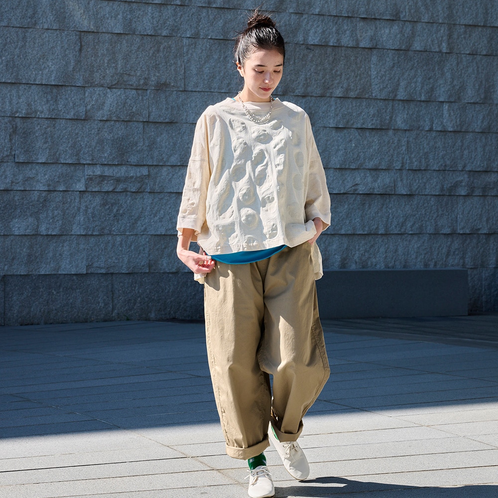 30ツイル ノッポパンツ　パンツを着た女性の全身