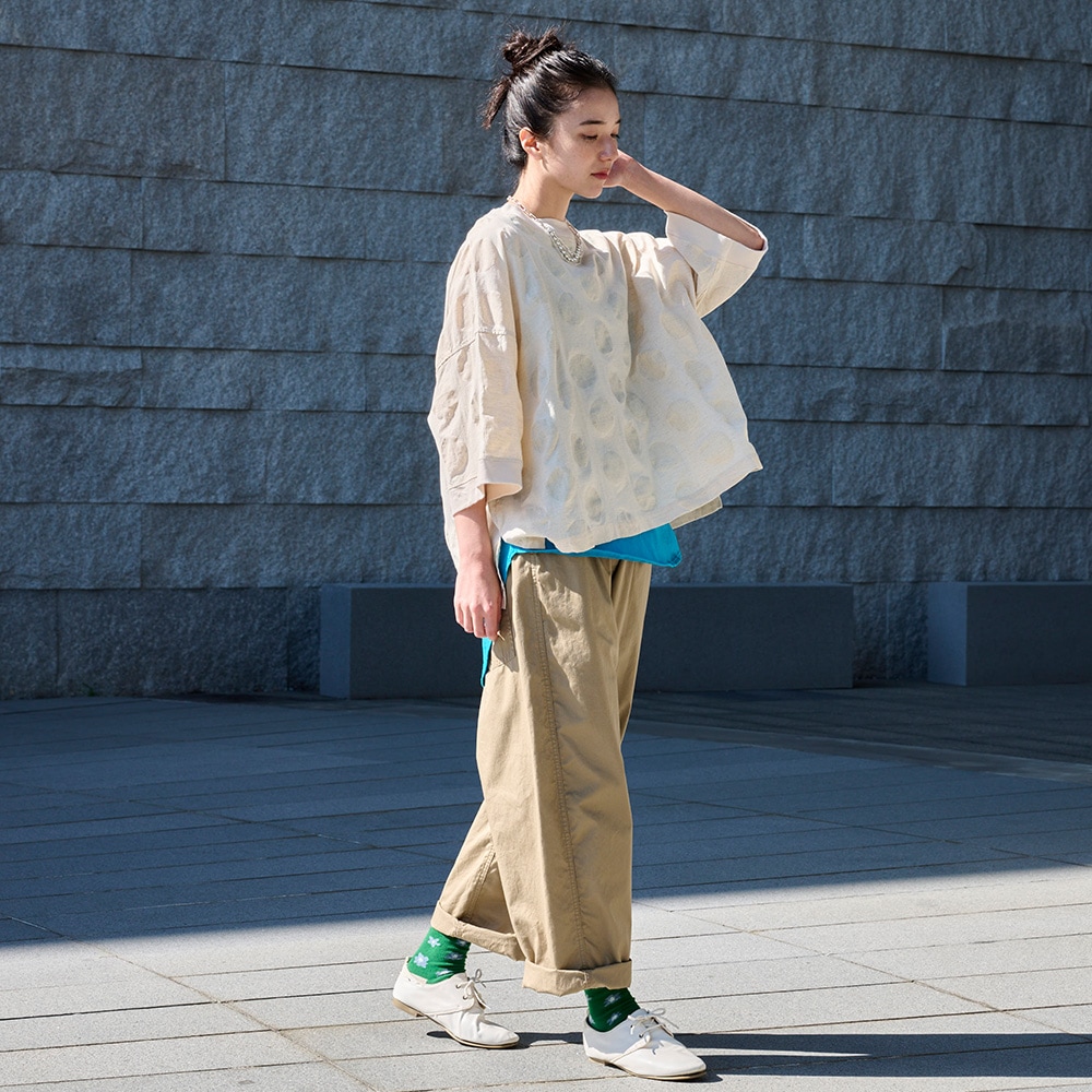 30ツイル ノッポパンツ　パンツを着た女性の全身