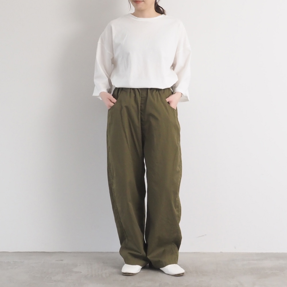 30ツイル ノッポパンツ　パンツを着た女性の全身