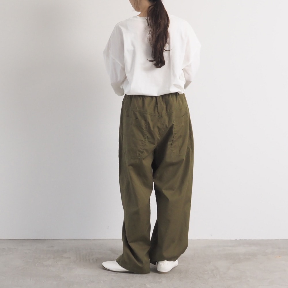 30ツイル ノッポパンツ　パンツを着た女性の全身