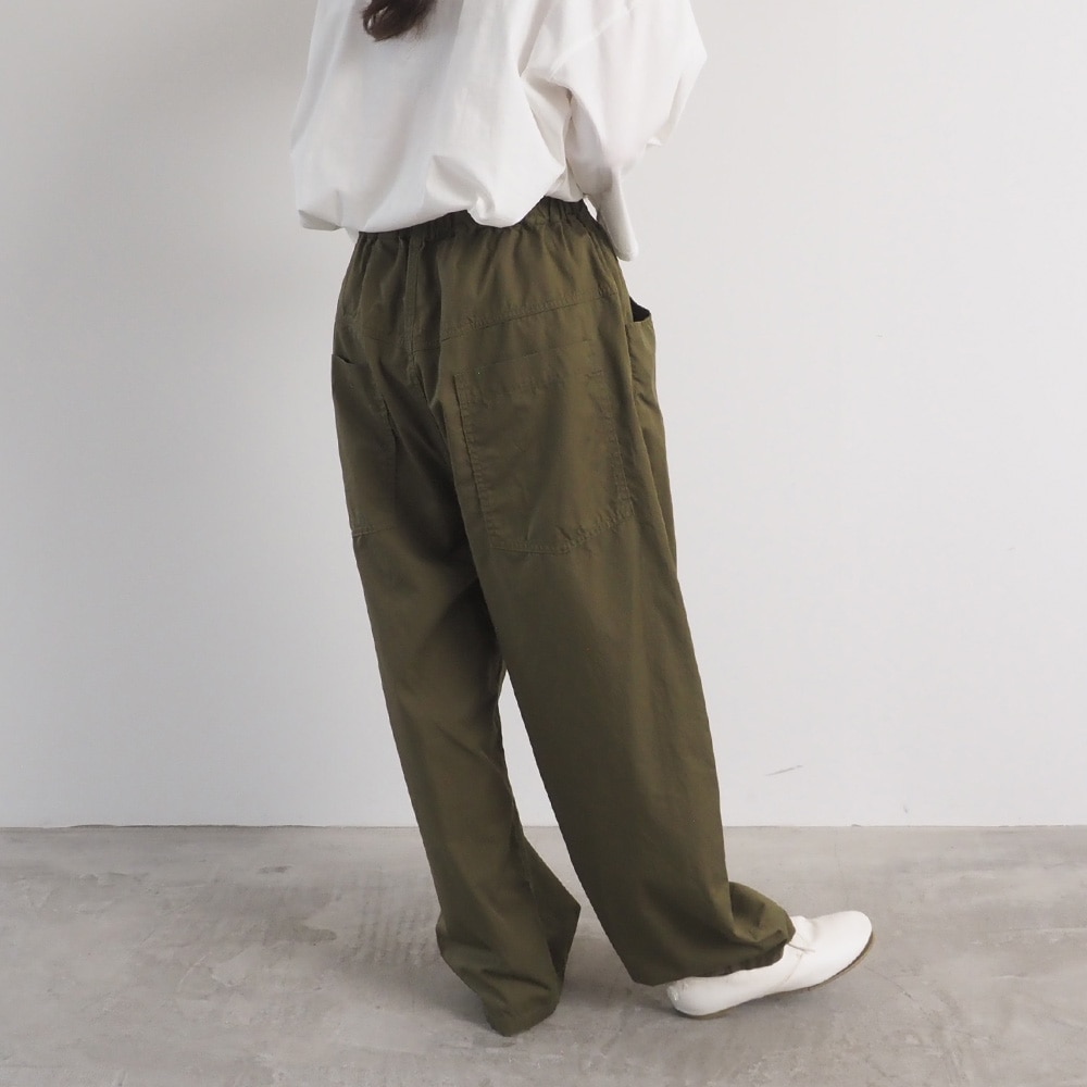 30ツイル ノッポパンツ　パンツを着た女性の全身