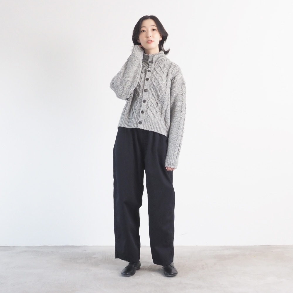 30ツイル ノッポパンツ　パンツを着た女性の全身