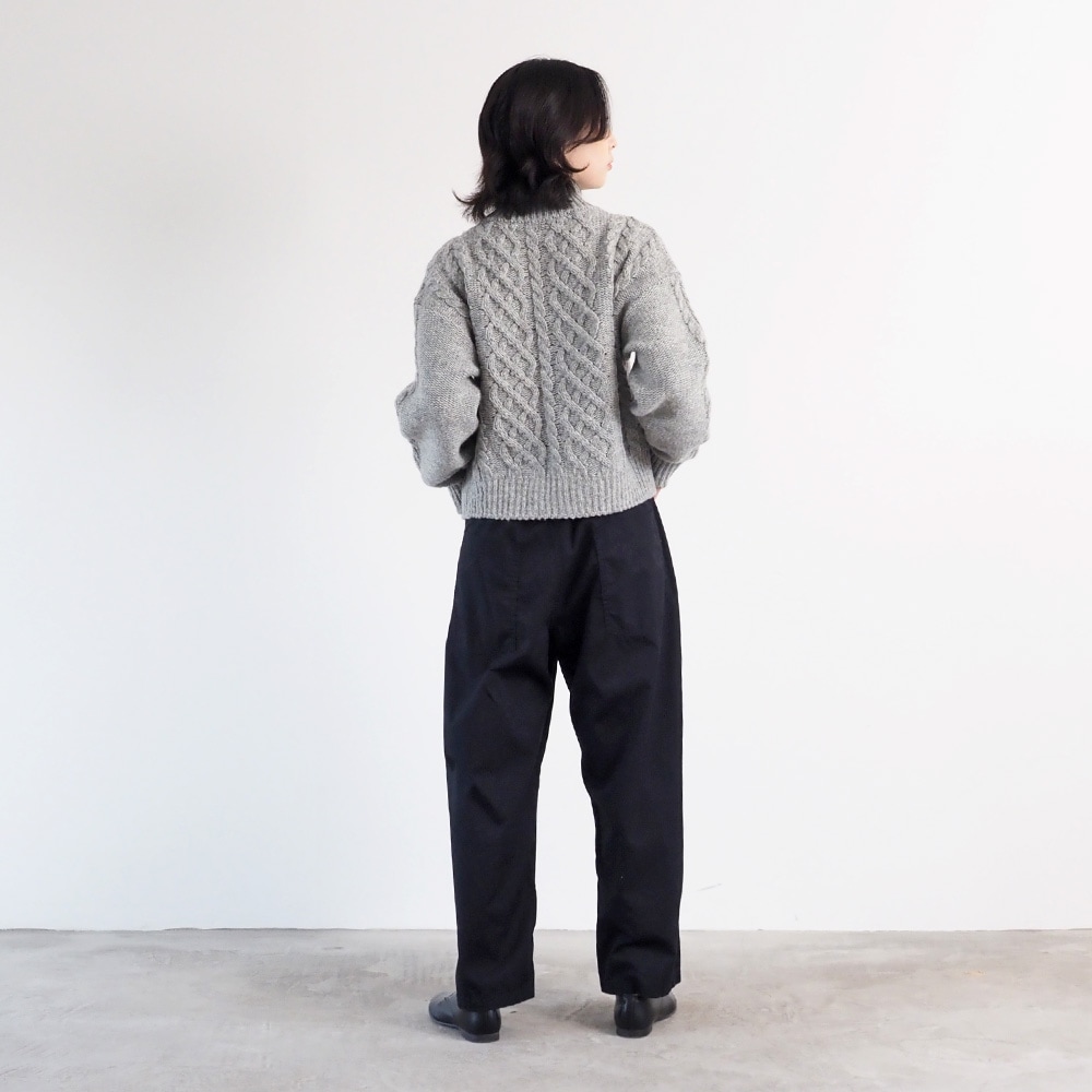 30ツイル ノッポパンツ　パンツを着た女性の全身