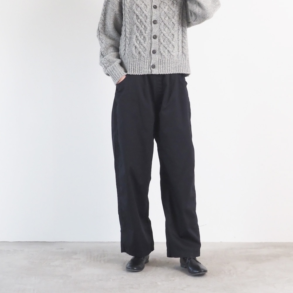 30ツイル ノッポパンツ　パンツを着た女性の全身